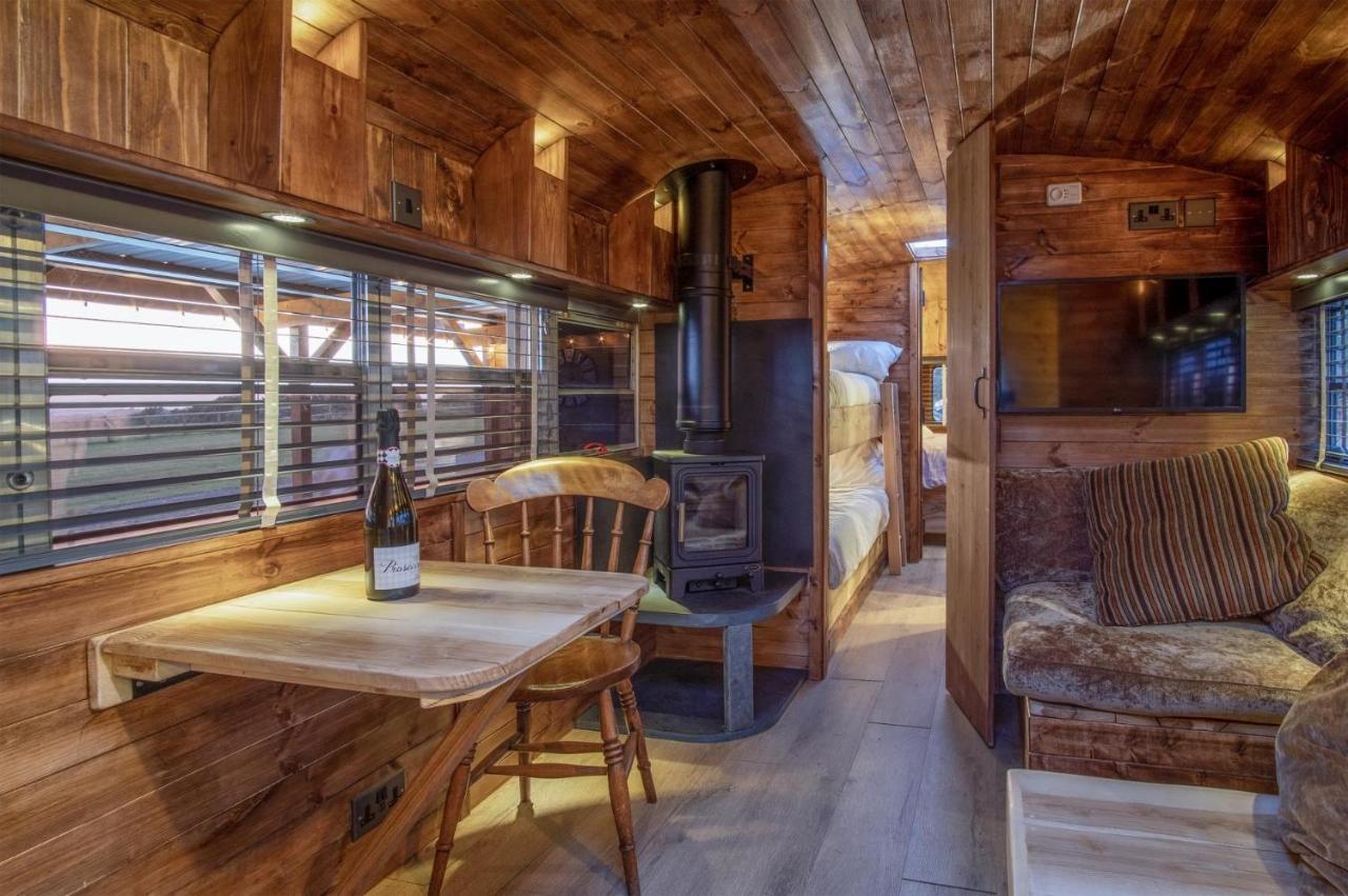 American School Bus - 1 Bedroom - Blossom Farm - Tiers Cross Johnston Exteriér fotografie