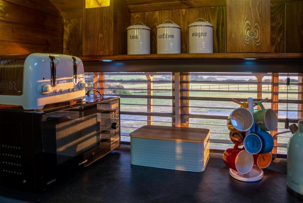 American School Bus - 1 Bedroom - Blossom Farm - Tiers Cross Johnston Exteriér fotografie