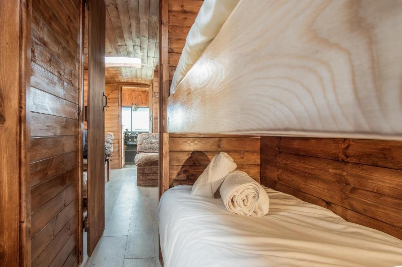 American School Bus - 1 Bedroom - Blossom Farm - Tiers Cross Johnston Exteriér fotografie