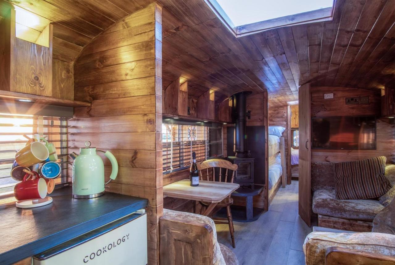 American School Bus - 1 Bedroom - Blossom Farm - Tiers Cross Johnston Exteriér fotografie