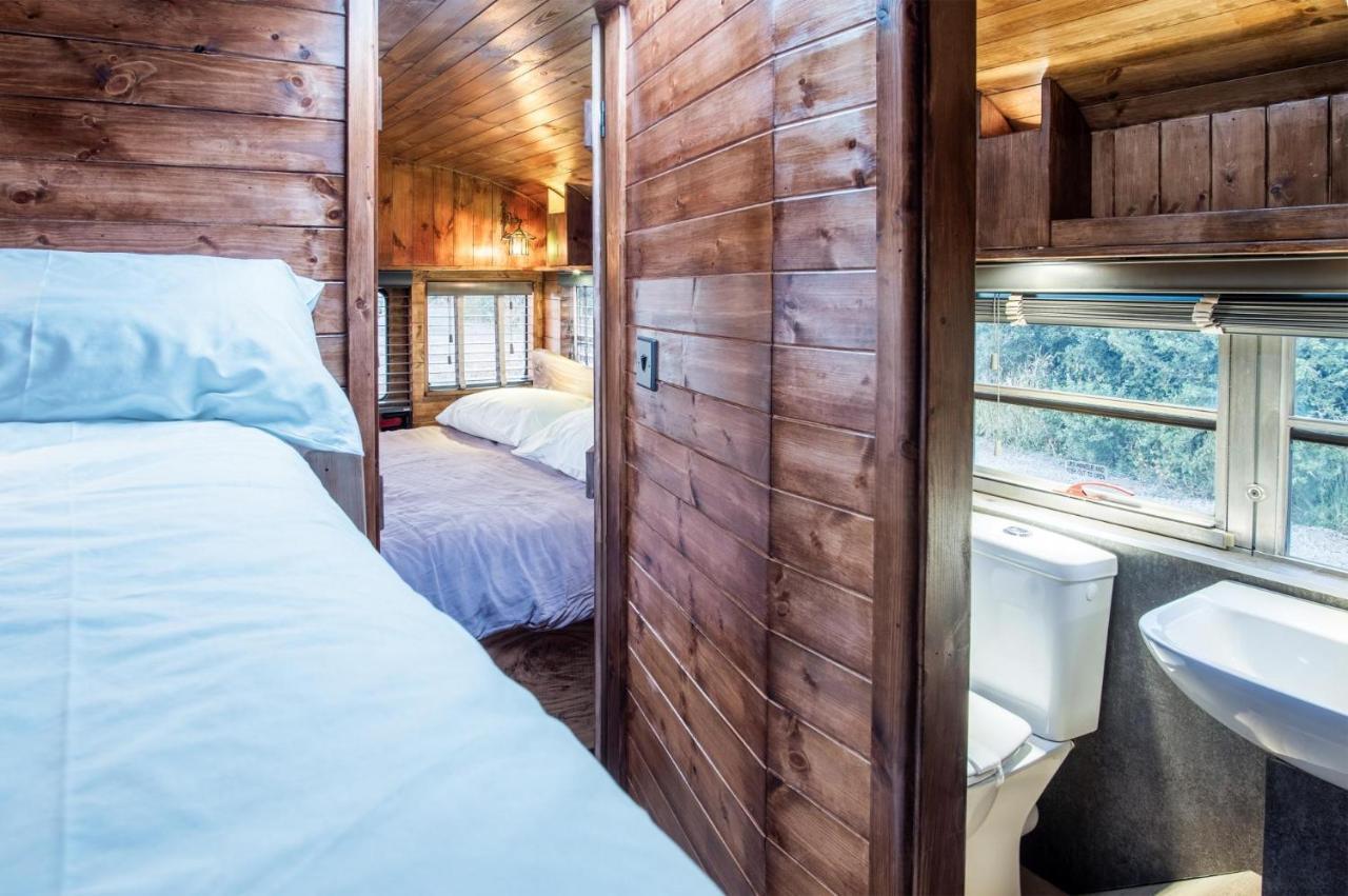 American School Bus - 1 Bedroom - Blossom Farm - Tiers Cross Johnston Exteriér fotografie