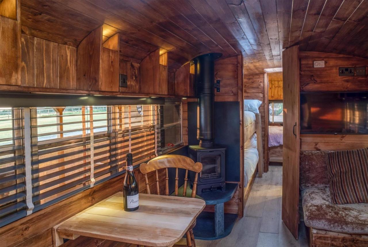American School Bus - 1 Bedroom - Blossom Farm - Tiers Cross Johnston Exteriér fotografie