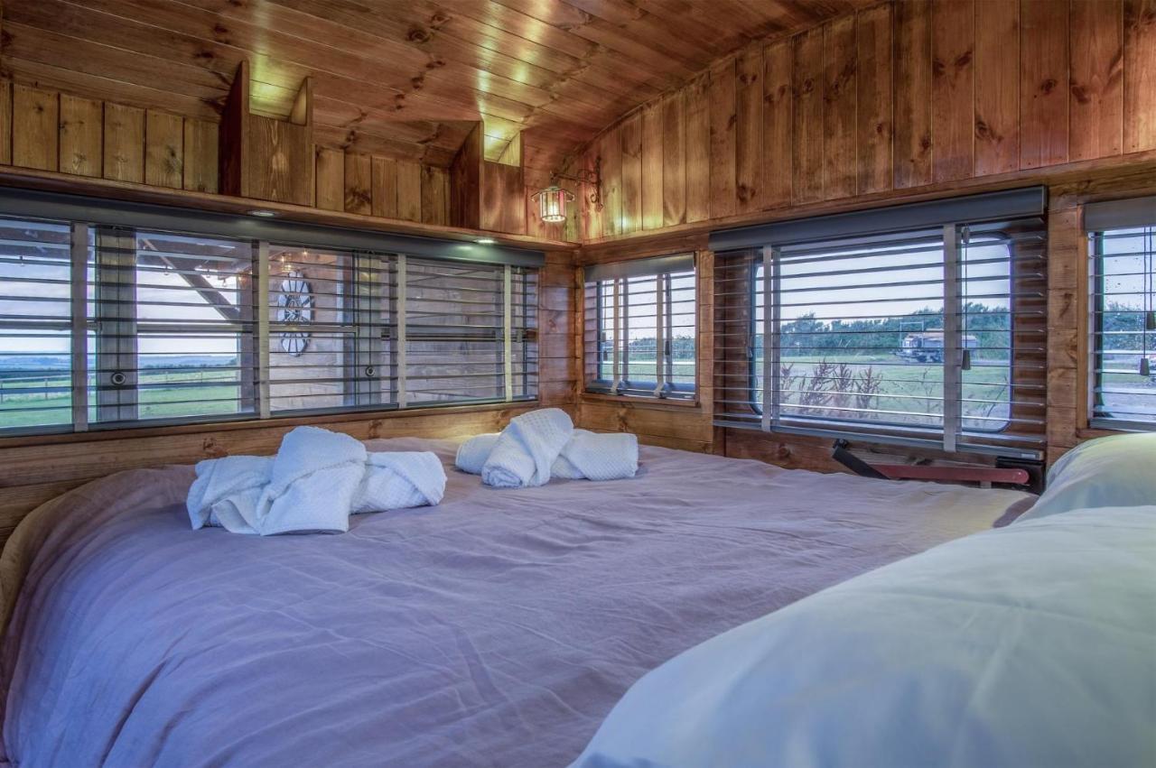 American School Bus - 1 Bedroom - Blossom Farm - Tiers Cross Johnston Exteriér fotografie