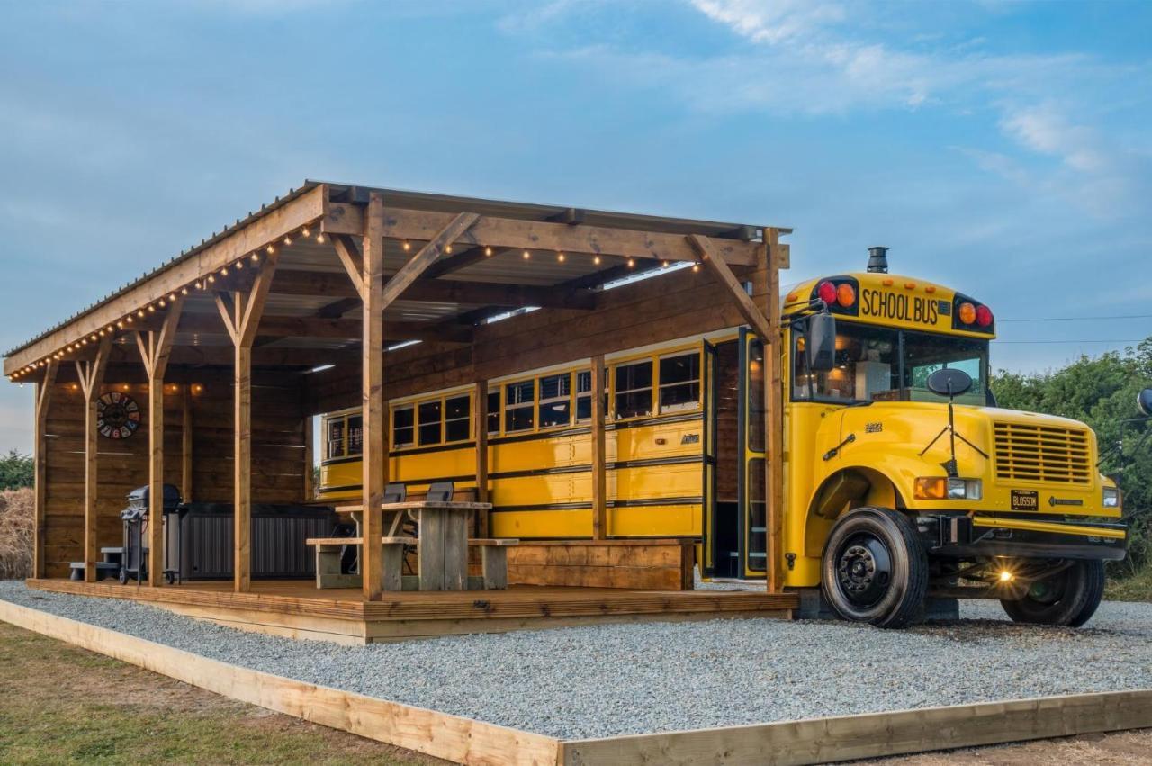 American School Bus - 1 Bedroom - Blossom Farm - Tiers Cross Johnston Exteriér fotografie
