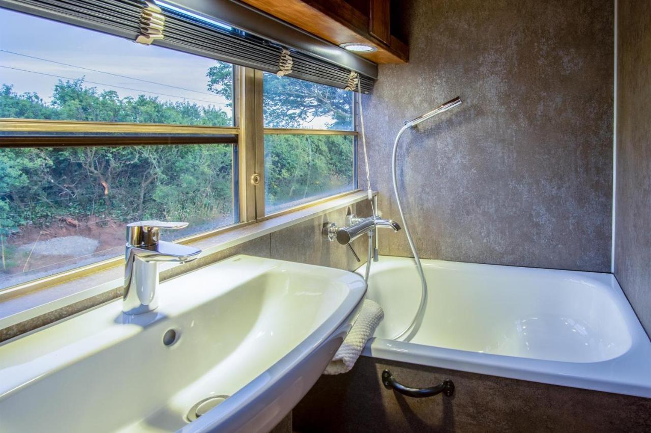 American School Bus - 1 Bedroom - Blossom Farm - Tiers Cross Johnston Exteriér fotografie